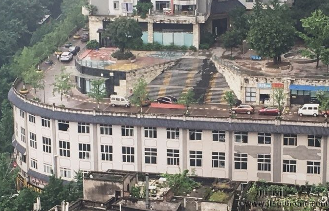 重慶屋頂上是馬路，建筑結構加固能支撐的了嗎